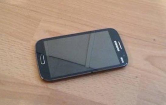 eri-ucun-hebsxanaya-getirdiyi-sovqatdan-telefon-cixdi