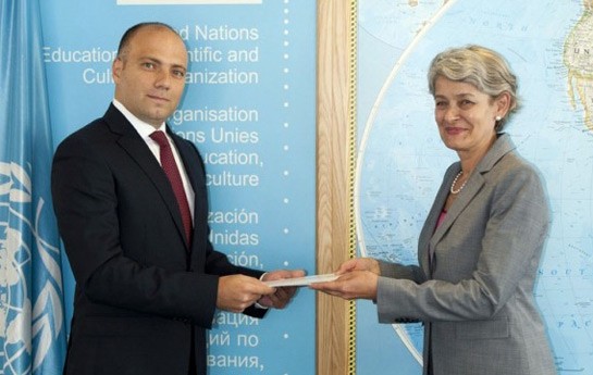 unesco-daki-numayendemiz-etimadnamesini-teqdim-etdi