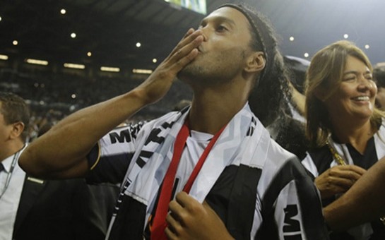 ronaldinyonu-yeni-klubunda-meymuna-benzetdiler