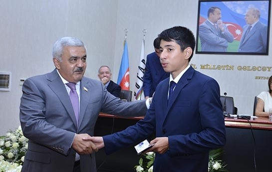 rovneq-abdullayev-telebeleri-tebrik-etdi-