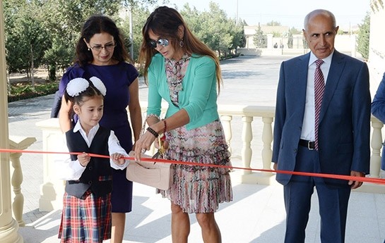 birinci-xanim-acilis-etdi-