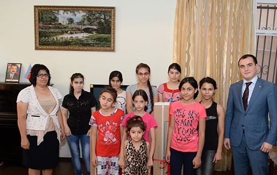 adiu-telebeleri-usaq-evini-ziyaret-edib