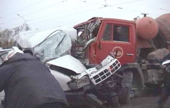 bakida-yuk-masini-sernisin-avtobusu-ile-toqqusdu-