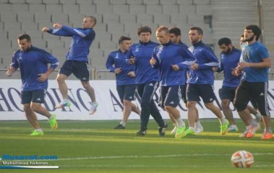 qarabag-reqib-komandayla-stadionda-