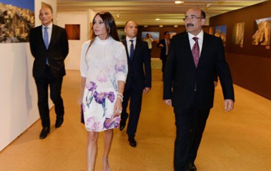 mehriban-eliyeva-qobustan-kolgeleri-baletini-izledi-
