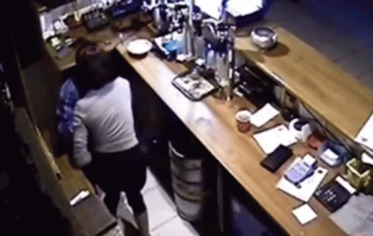 serxos-kisi-19-yasli-qizi-zorladi-