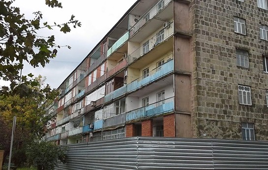 lenkeranda-qezali-bina-5-aydir-ki-temire-baglanib-