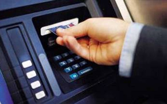bankomatlarin-qarsisinda-ogru-peyda-olub-
