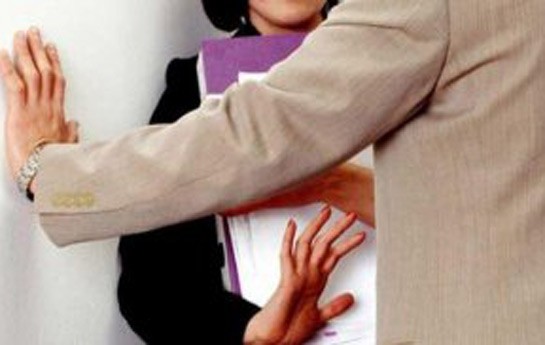 mudir-xanim-isciye-exlaqsizliq-teklif-etdi-