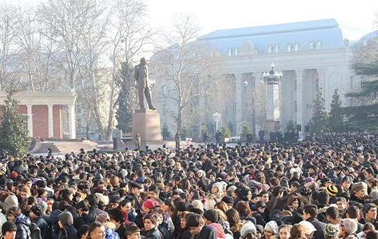 genceliler-heyder-eliyev-meydanina-toplasdi-
