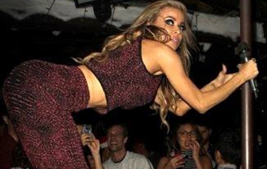 42-yasinda-striptiz-sou-gosterdi-