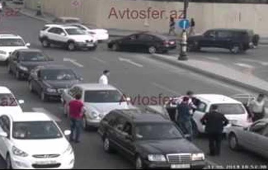 piyada-zebraya-cixdi-masinlar-toqqusdu-