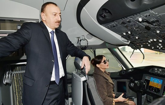 ilham-eliyevle-xanimi-yeni-teyyareye-baxiblar-