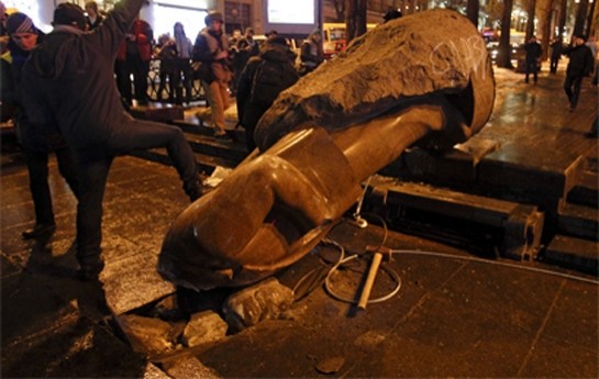 leninin-daha-bir-heykeli-sokuldu-