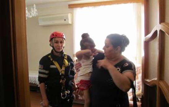 bagli-qapi-arxasinda-qalan-azyasli-xilas-edildi