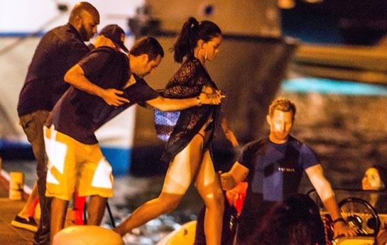 rihannadan-qalmaqalli-geyim-