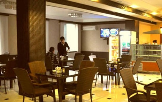 ofisianta-11-min-dollar-cayevoy-verdi