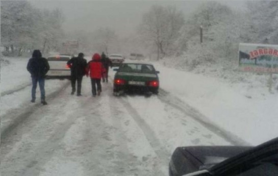 samaxi-yolu-buz-bagladi