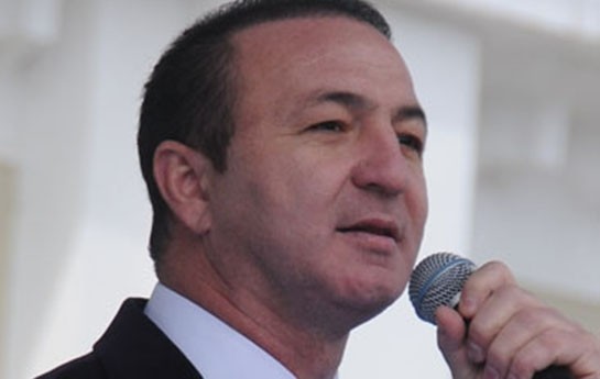 qizima-telefonla-oynamaga-cox-icaze-vermirem