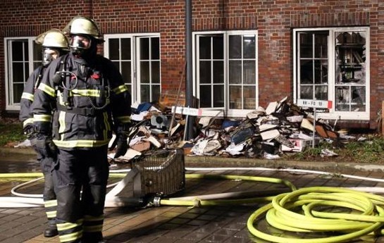 charlie-hebdonun-karikaturalarini-nesr-etdi-ve-yandirildi-