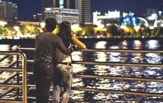 baki-bulvarina-gezintiye-getirdiyi-nisanlisini-itirdi-