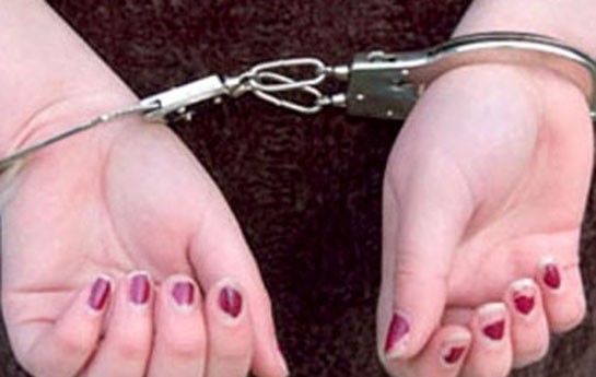 kisinin-pulunu-cibinden-ogurlayan-qadin