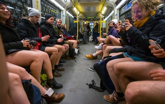 salvarlarini-cixarib-metroya-dusduler-