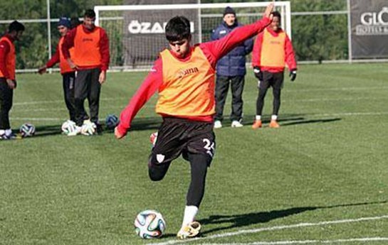 qebelenin-tarixine-dusen-futbolcudan-
