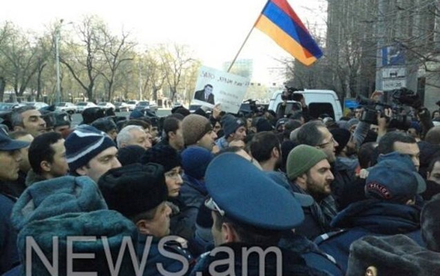 ermeniler-rusiya-bayragini-yandirmaq-istediler-