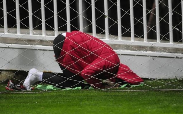 qebelenin-futbolcusu-meydancada-namaz-qildi-