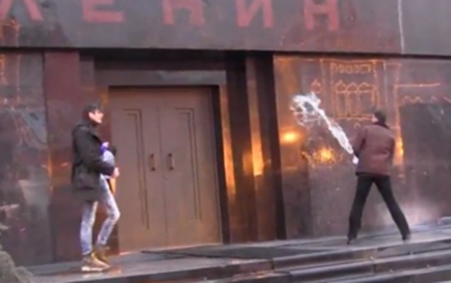 leninin-mavzoleyini-sulayan-gencler-tutuldu-
