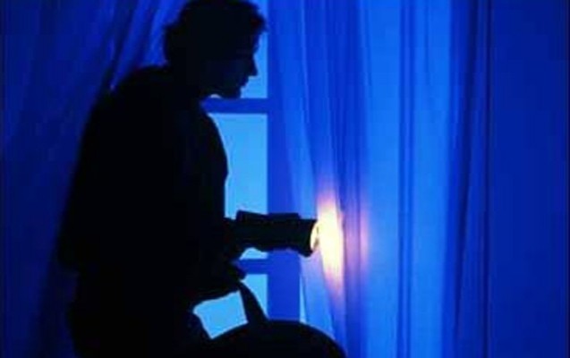 evine-giren-ogrunu-tutub-polise-tehvil-verdi