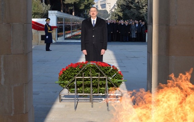 ilham-eliyev-sehidler-xiyabanini-ziyaret-etdi-