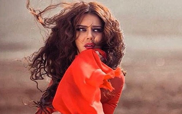 oksana-bollivuda-bir-addim-da-yaxinlasdi-