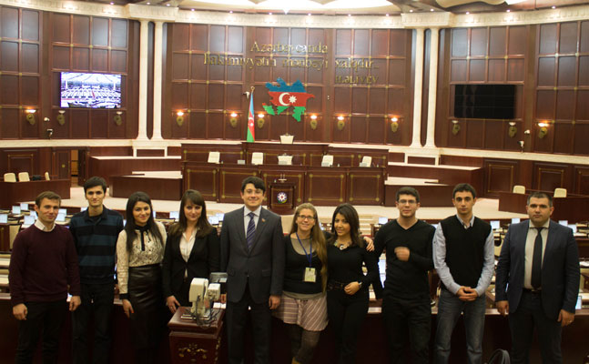 deputat-milli-meclise-telebelerini-getirdi-