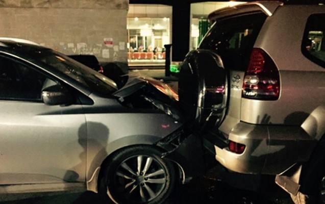 bakida-3-masin-toqqusdu-