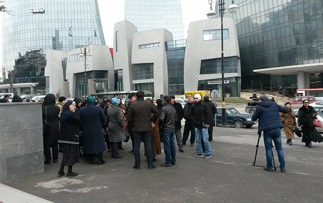 sehid-aileleri-yene-parlamentin-qarsisinda-aksiya-kecirdi