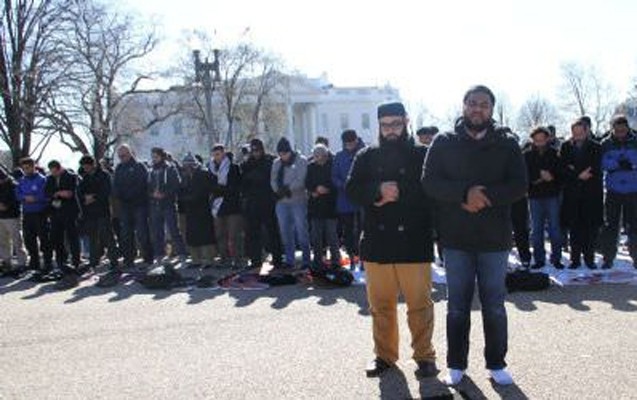 ag-ev-qarsisinda-cume-namazi-