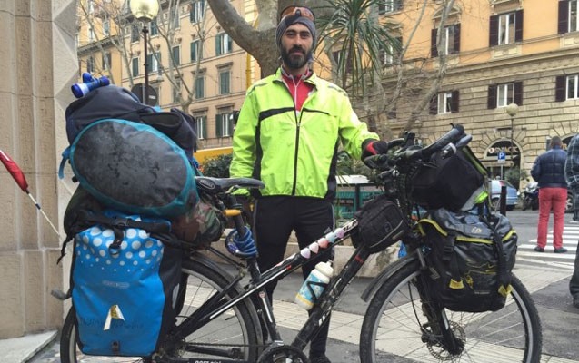 azerbaycanli-velosipedle-italiyaya-catdi-
