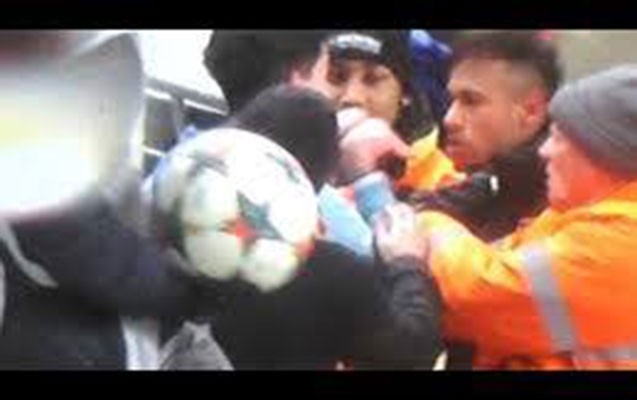neymar-azarkeslerle-elbeyaxa-oldu