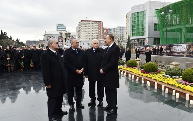 turkiyenin-xarici-isler-naziri-xocali-abidesini-ziyaret-etdi-