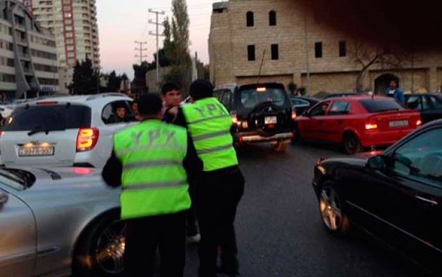 surucu-yol-polisini-doyub-paqonlarini-cirdi-