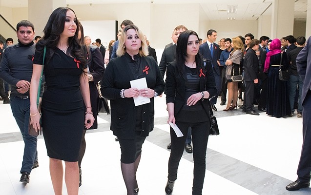 leyla-eliyeva-xocalida-valideynlerini-itirmis-genclerle-gorusdu-