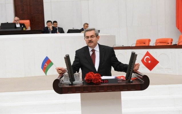 turk-deputat-parlamentde-azerbaycan-bayragi-qaldirdi