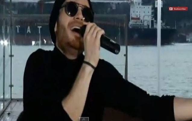 elnur-seffaf-odada-