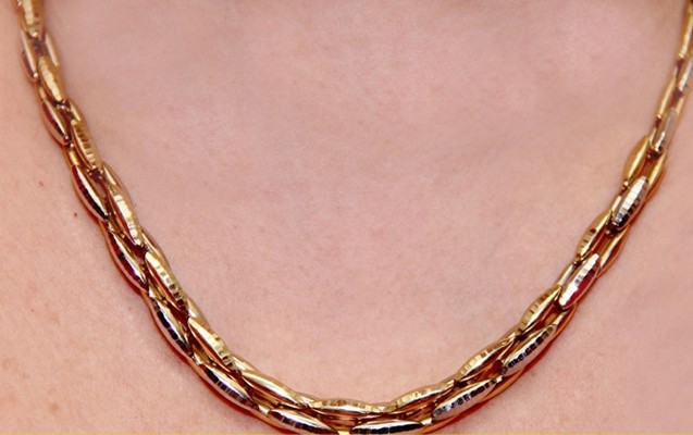 zorla-qadinin-boyunbagisini-alan-kisi-hebs-olundu