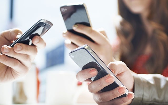 sevgilisinin-oglunun-telefonunu-ogurladi