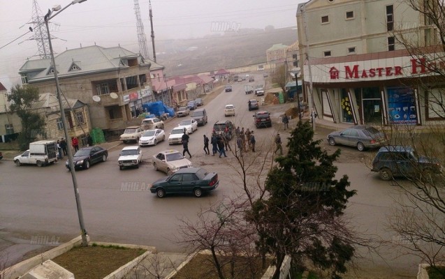 bakida-prado-iki-qadini-surudu-