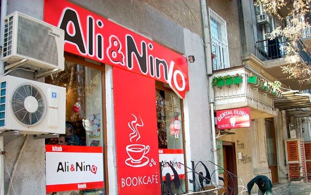 eli-ve-nino-kitab-magazasina-ogru-girdi-