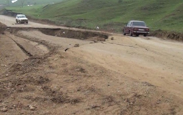 celilabad-yardimli-yolunda-torpaq-surusmesi-